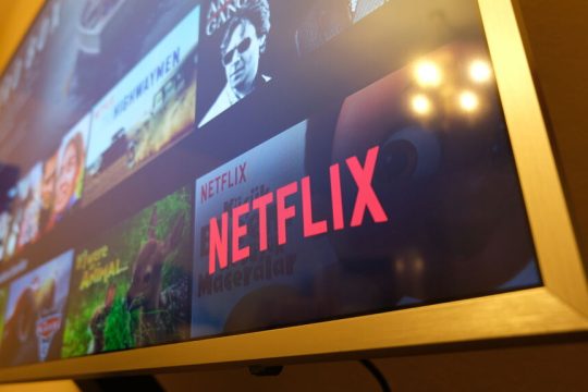 Το Netflix «χτυπά» τη Warner Bros με νέα προσφορά